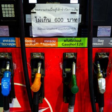 Oljepriserna stiger högre när Iran förnekar USA-samtal, vilket dämpar förhoppningarna om deeskalering

