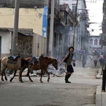 Protester bryter ut på Kuba när USA:s restriktioner utlöser mat, energibrist

