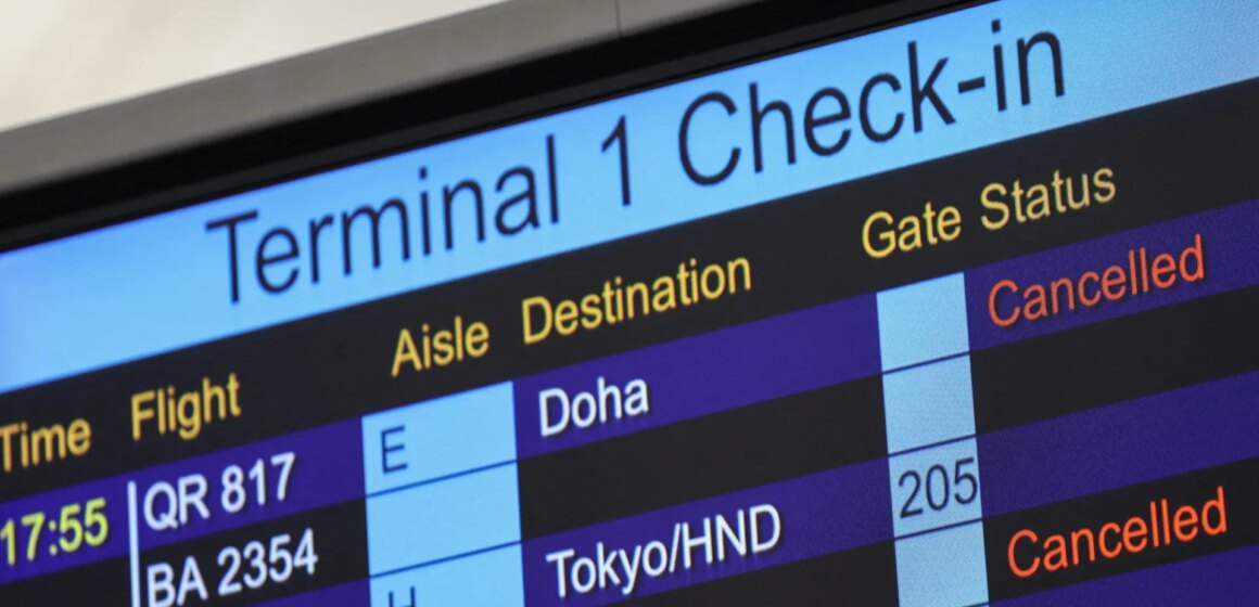 Resenärer strandade, flygbolag under press när kriget i Iran eskalerar

