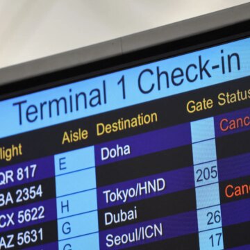 Resenärer strandade, flygbolag under press när kriget i Iran eskalerar

