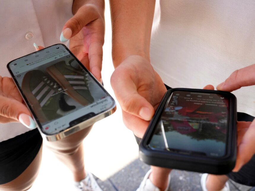 Sociala medier gör unga mindre glada, konstaterar rapporten

