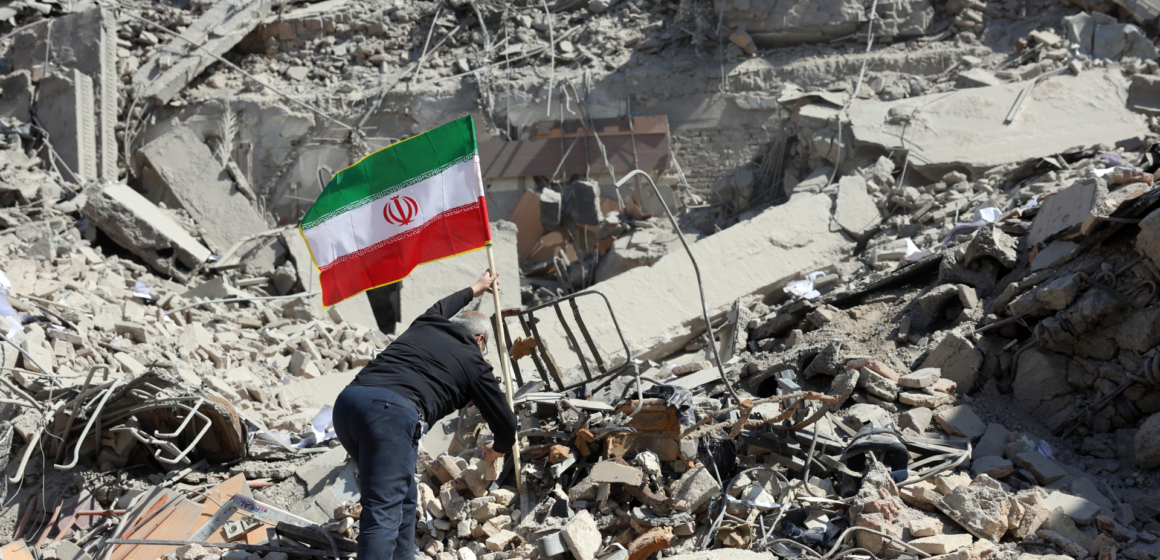 Spelare gör stora vinster på strejker i Iran, vilket väcker oro för insiderhandel

