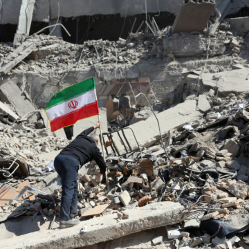 Spelare gör stora vinster på strejker i Iran, vilket väcker oro för insiderhandel

