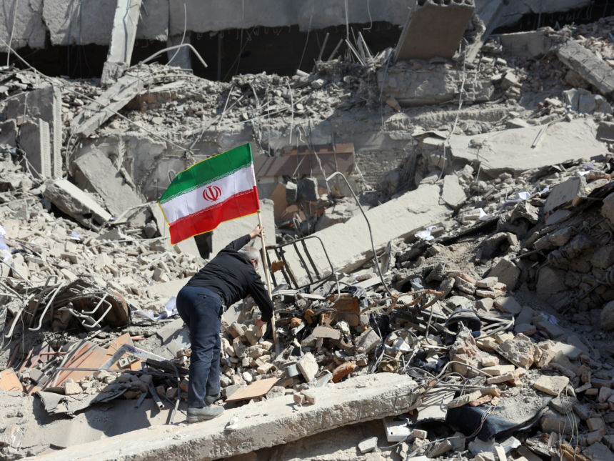 Spelare gör stora vinster på strejker i Iran, vilket väcker oro för insiderhandel

