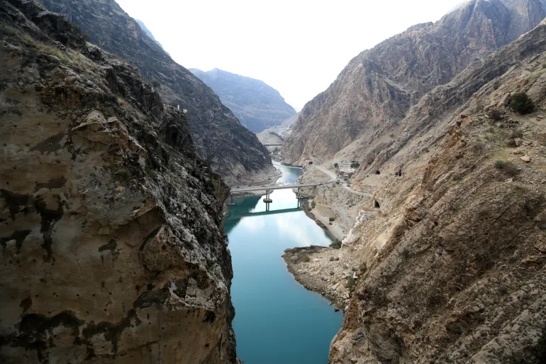 LORDEGAN, IRAN - 24 DECEMBER: En flygfoto över Karun-4-dammen, den största dubbelbågsdammen i Mellanöstern, den 24 december 2023 i Lordegan, Iran. Karun-4 ligger i staden Lordegan i Chaharmehal och Behtiyari-provinsen. Dammen förväntas generera 2100 gigawatt energi årligen och dess välvda bro är känd som den största dubbelbågiga bron i Iran med en höjd av 230 meter. Enligt nyhetsbyrån IRNA är 60 procent av landets viktiga dammar tomma på grund av bristen på nederbörd i landet i år. (Foto av Fatemeh Bahrami/Anadolu via Getty Images)