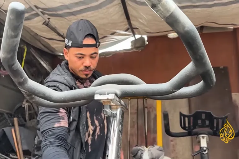 Träningstränaren och gymägaren Muhannad Qasem tvingades sälja de få utrustningar han räddade från spillrorna på gatan för att mata sin familj. [Screengrab/Bladet]