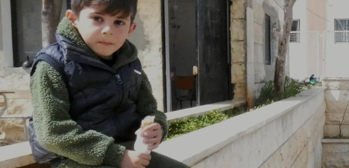 Familjer som flyr från israeliska attacker tar sin tillflykt till Libanons berg

