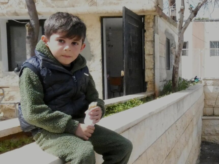 Familjer som flyr från israeliska attacker tar sin tillflykt till Libanons berg

