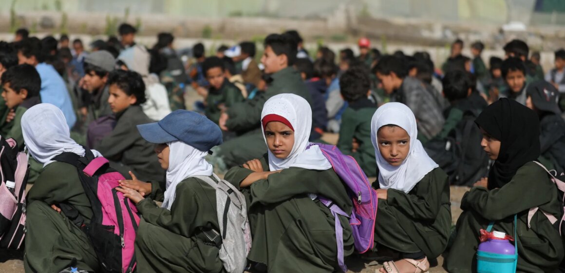 Jemens lärare trängdes till randen när lönerna kollapsar

