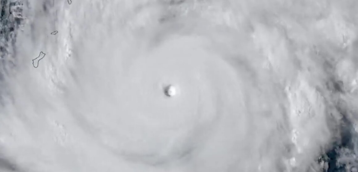 Supertyfonen Sinlaku slår ner på norra Marianerna i Guam

