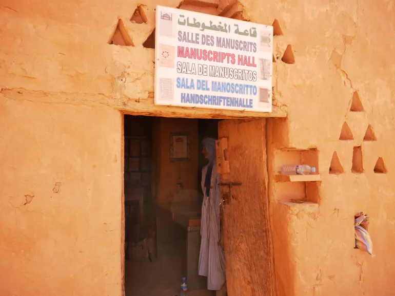 El Habot står inne i biblioteket