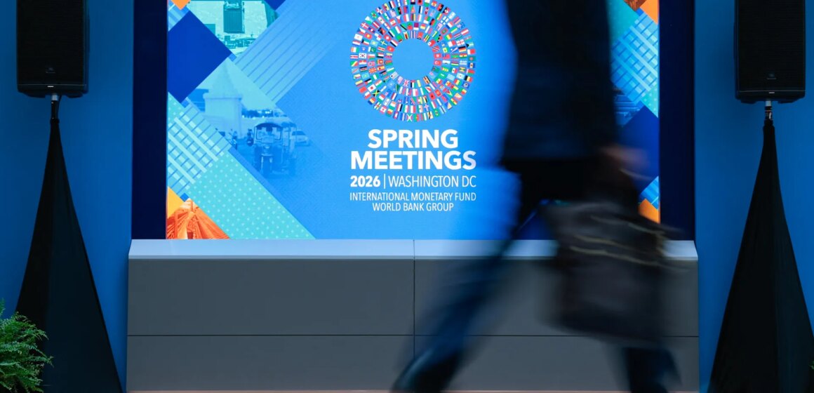 IMF skär ner global tillväxtprognos under Hormuz-blockaden

