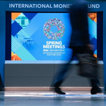 IMF skär ner global tillväxtprognos under Hormuz-blockaden

