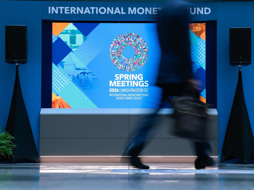 IMF skär ner global tillväxtprognos under Hormuz-blockaden

