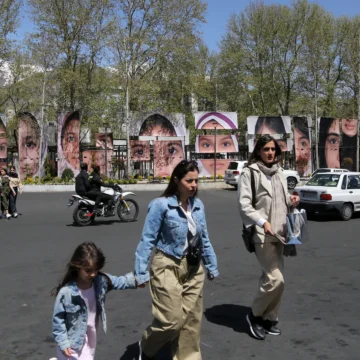 Iran säger att krigsförluster på 270 miljarder dollar måste kompenseras, eftersom nya samtal med USA hägrar

