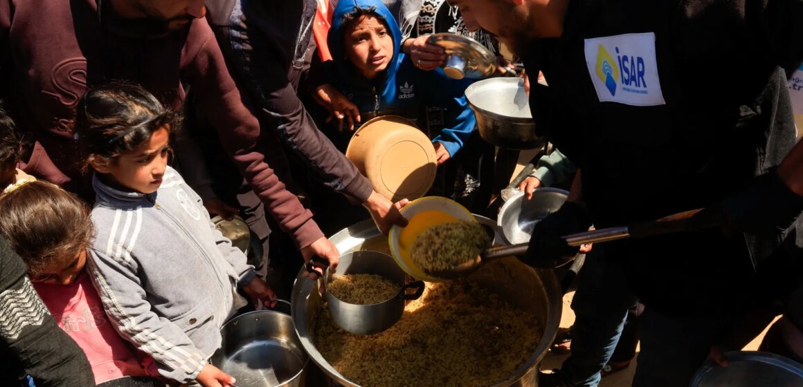 När världen fokuserar på Iran, "konstruerar Israel svältpolitik" i Gaza


