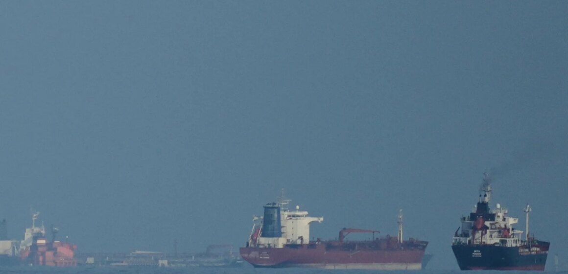 Oljan stiger över 106 dollar per fat när USA och Iran hamnade i ett låst läge i Hormuzsundet

