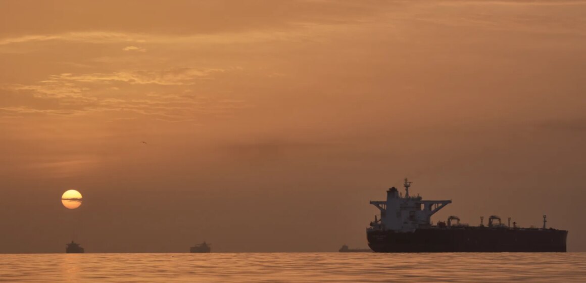 Oljepriset stiger mitt i blandade signaler om fredssamtal mellan USA och Iran

