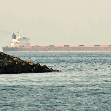 Oljetankfartyg lämnar Hormuzsundet mitt i en bräcklig vapenvila mellan USA och Iran

