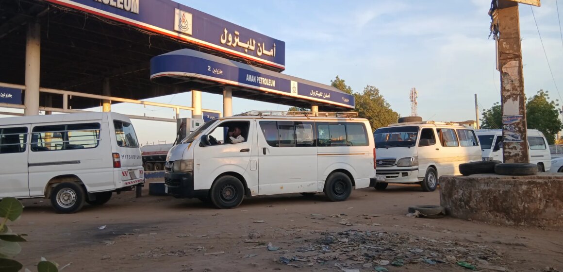 Sudans maktkris: Studerar med stearinljus, räknar bensinstationsresor

