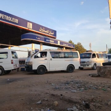 Sudans maktkris: Studerar med stearinljus, räknar bensinstationsresor

