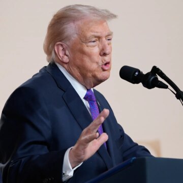 Trump avslöjar 100 procent tull på droger för att driva på läkemedelsaffärer

