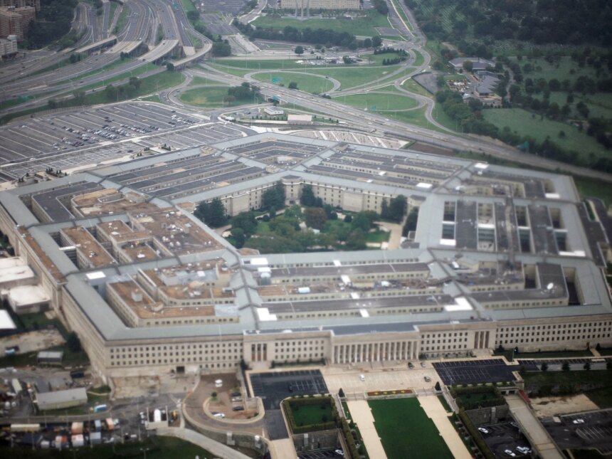 Trump söker historiska 1,5 biljoner dollar för militär i kongressens budgetförfrågan

