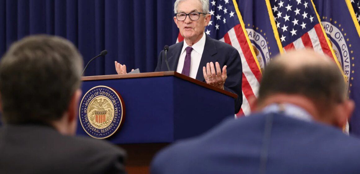 US Fed håller räntorna stabila, Powell förblir i sin styrelse

