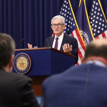 US Fed håller räntorna stabila, Powell förblir i sin styrelse

