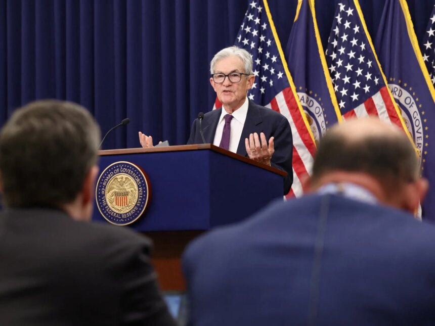 US Fed håller räntorna stabila, Powell förblir i sin styrelse

