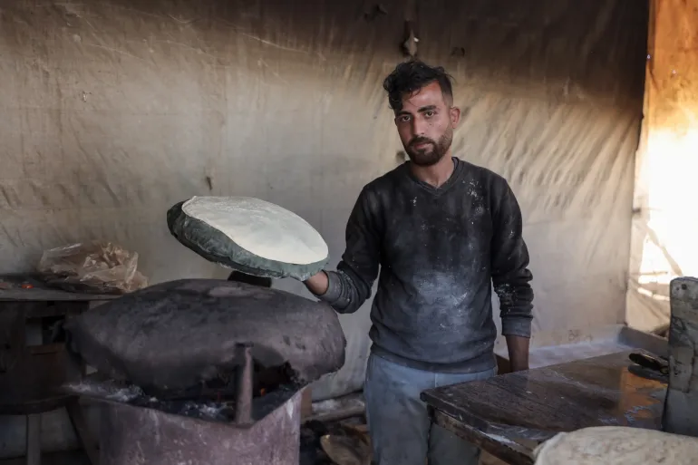 Yousef Al-Rifi under sitt arbete i ett av de tillfälliga bagerierna i centrala Gaza City, som ett jobbtillfälle för att hjälpa till att försörja sin familj och sina två barn