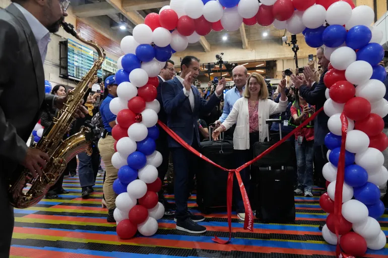 Passagerare står i kö för att checka in för ett kommersiellt flyg på väg till USA på Simon Bolivar International Airport i Maiquetia, 