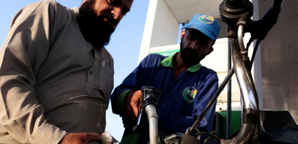 Stigande bränslepriser i Pakistan hotar ekonomiska och politiska kriser

