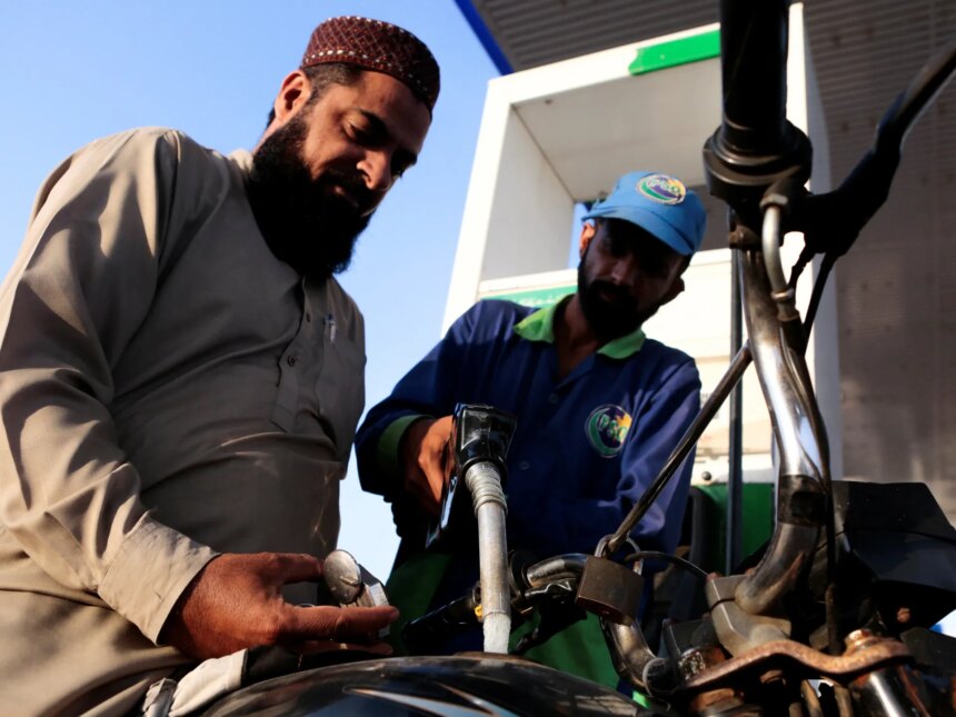 Stigande bränslepriser i Pakistan hotar ekonomiska och politiska kriser

