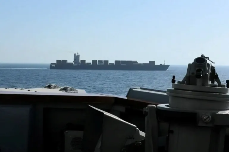 En vy av iranskflaggade lastfartyg M/V Touska när den amerikanska flottans Arleigh Burke-klass Aegis guidade missiljagare USS Spruance utför sin avlyssning på en plats som anges som norra Arabiska havet, i denna skärmdump från en video som släpptes 19 april 2026. FEST. DEN HÄR BILDEN BEHANDLADES AV REUTERS FÖR ATT FÖRBÄTTRA KVALITETEN, EN OBEHANDLAD VERSION HAR TILLHANDAHÅLLS SEPARAT. VERIFIKATION - Fartygets identitet bekräftad som Touska genom form som matchade filbilder av fartyget. -Exakt datum inte verifierat men ingen äldre version hittades publicerad online före den 19 april. -Spårdata för fartyg visade den senaste platsen för Touska nära Omanbukten den 19 april.