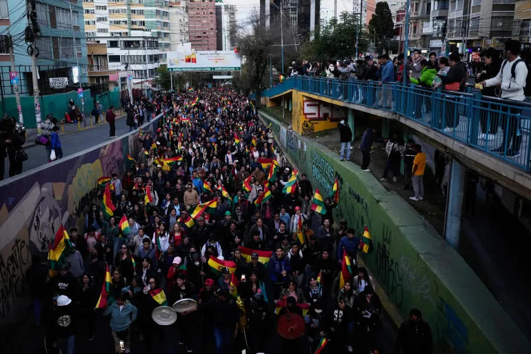 Människor marscherar mot demonstranter som blockerar tillträdet till staden, i La Paz, Bolivia, onsdagen den 20 maj 2026