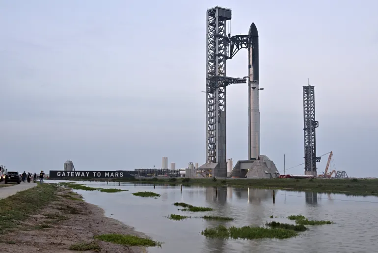 Rymdfarkosten SpaceX Starship sitter ovanpå Super Heavy Booster medan förberedelserna fortsätter för den 12:e testflygningen av rymdfarkosten Starship i Starbase, Texas, USA, 20 maj 2026. REUTERS/Steve Nesius