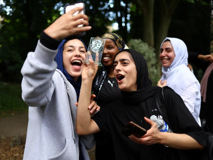 "Hälften av brittiska muslimer är under 25": Rapporten visar förändrad demografi

