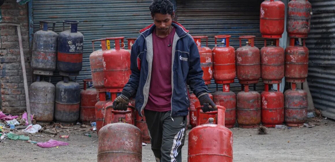 Indien höjer bränslepriserna när krisen i Iran biter på

