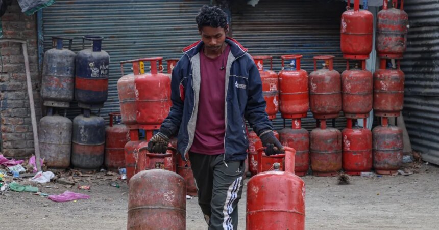 Indien höjer bränslepriserna när krisen i Iran biter på

