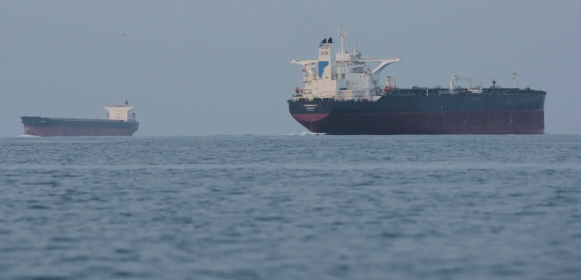 Iran varnar USA för att hålla sig utanför Hormuz efter att Trump sagt att USA kommer att "leda" fartyg

