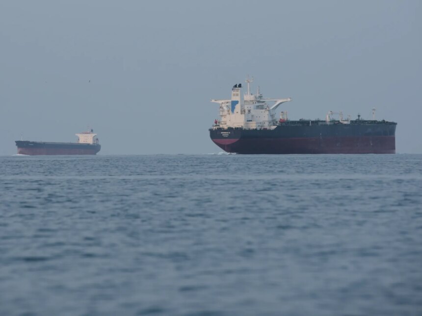 Iran varnar USA för att hålla sig utanför Hormuz efter att Trump sagt att USA kommer att "leda" fartyg

