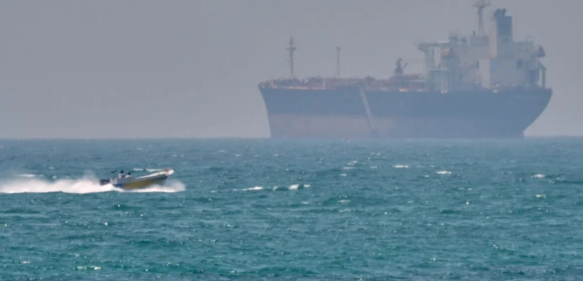 Oljepriset stiger när USA och Iran handlar med eld i Hormuzsundet

