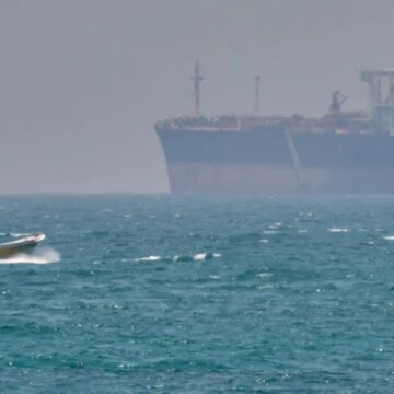 Oljepriset stiger när USA och Iran handlar med eld i Oljepriset stiger när USA och Iran handlar med eld i Hormuzsundet
