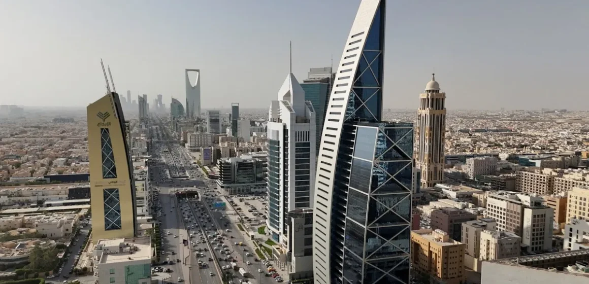 Saudiarabien redovisar ett budgetunderskott på 33,5 miljarder dollar till följd av nedgången i oljeförsäljningen


