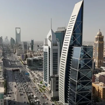 Saudiarabien redovisar ett budgetunderskott på 33,5 miljarder dollar till följd av nedgången i oljeförsäljningen

