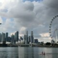 Singapores ekonomi överträffar förväntningarna eftersom regeringen varnar för Irans krigsnedfall

