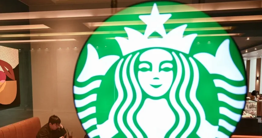 Starbucks Koreas vd sparkade för marknadsföring som framkallade militärt tillslag Starbucks Koreas vd sparkade för marknadsföring som framkallade militärt tillslag
