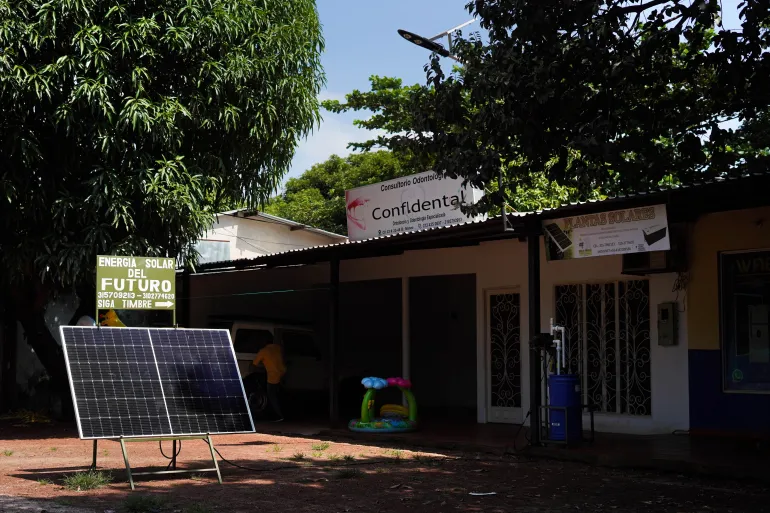 Den colombianska regeringen främjar energiomställningen genom solenergi i Vichada, Amazon.