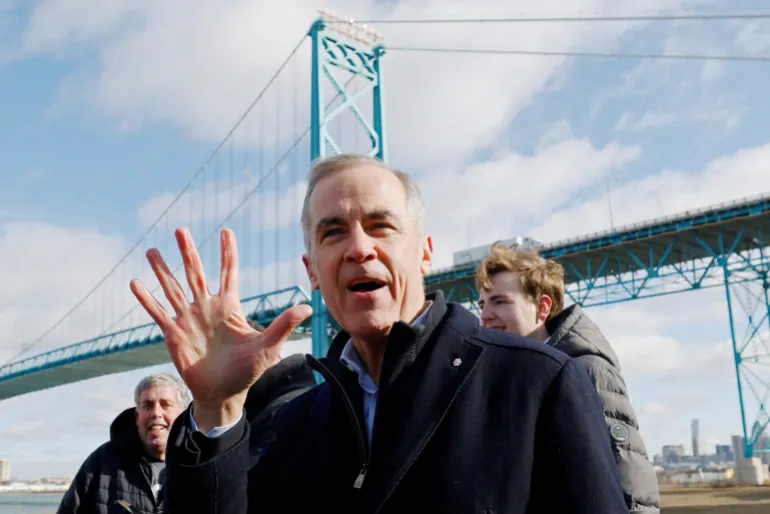 FILFOTO: Kanadas premiärminister Mark Carney gör en gest under ett besök på Ambassador Bridge som förbinder Ontario med Michigan, som en del av hans liberala partis valkampanjturné, i Windsor, Ontario, Kanada den 26 mars 2025. REUTERS/Blair Gable/File Photo